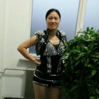 有一位40岁女士对我说交朋友是可以但不能做其他的事,这个女人是什么