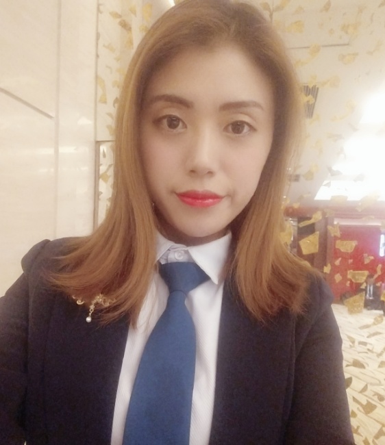 金霏戴眼镜的照片