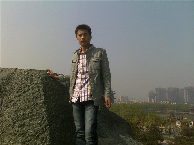 天空纯蓝色照片